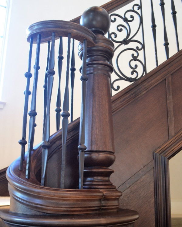 Стильный дизайн: деревянная лестница с деревянными ступенями и металлическими перилами - последний тренд