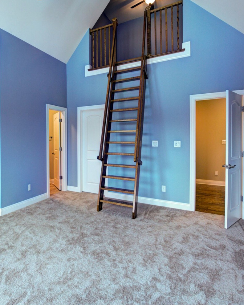 Cette image montre un escalier droit avec des marches en bois et un garde-corps en bois.