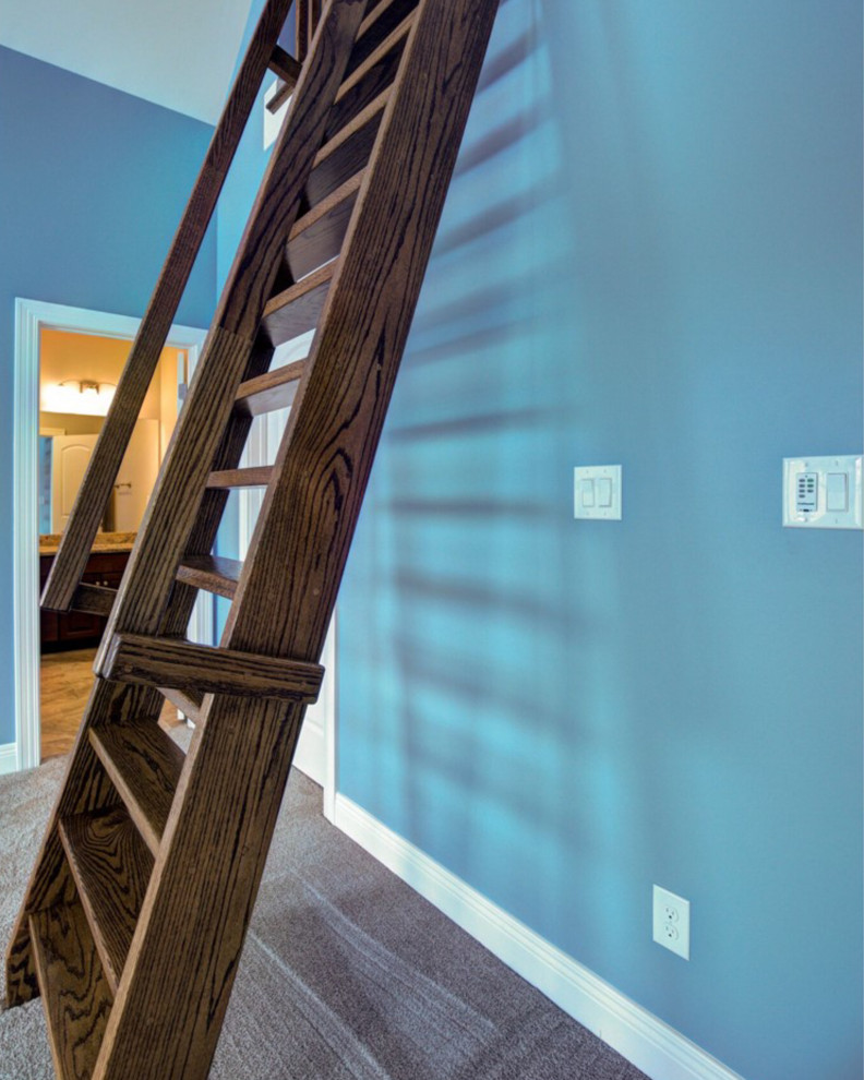 Foto de escalera recta con escalones de madera y barandilla de madera