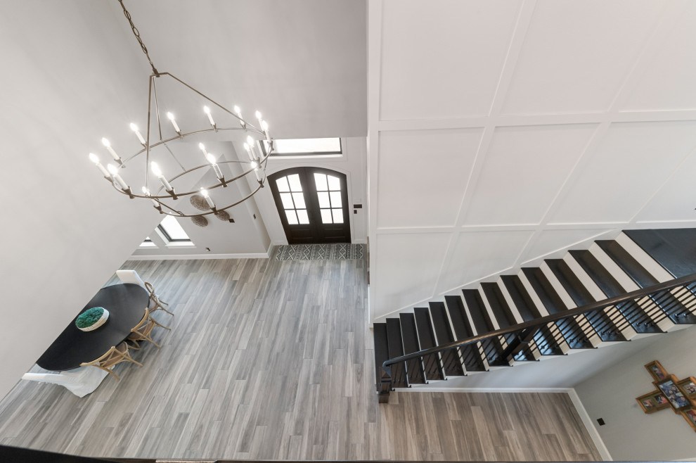 Mittelgroße Landhaus Treppe in L-Form mit Holz-Setzstufen und vertäfelten Wänden in Dallas
