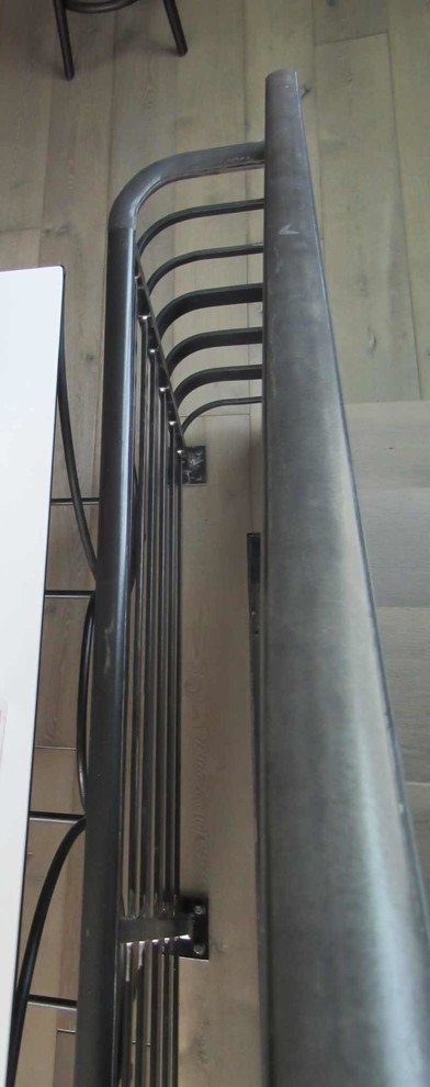 На фото: прямая лестница среднего размера в стиле лофт с деревянными ступенями и металлическими перилами с