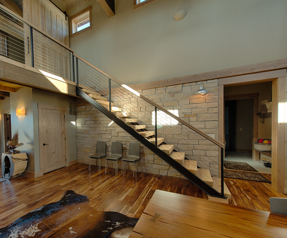 Diseño de escalera recta rústica sin contrahuella con escalones de madera