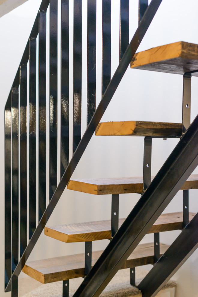 Cette image montre un petit escalier droit design avec des marches en bois.
