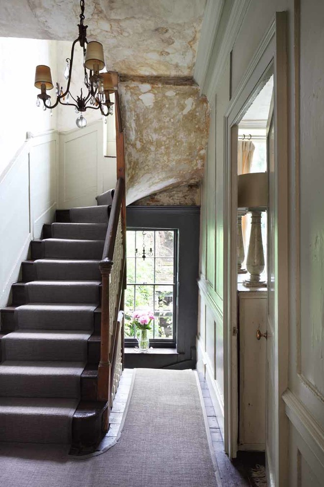 Idée de décoration pour un escalier chalet avec éclairage.