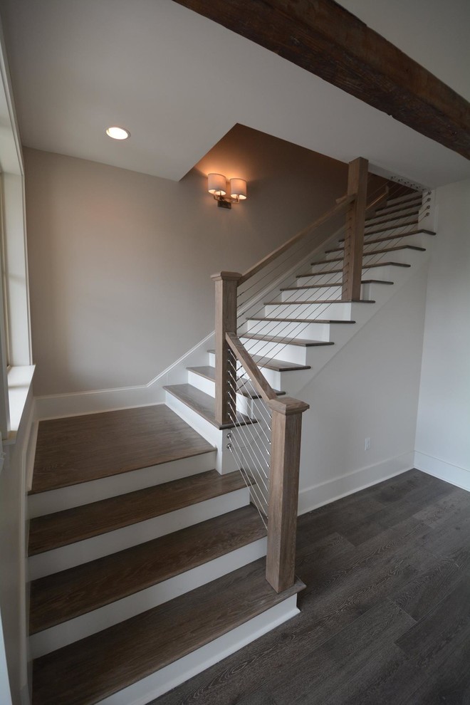 Diseño de escalera en L clásica renovada de tamaño medio con escalones de madera y contrahuellas de madera pintada