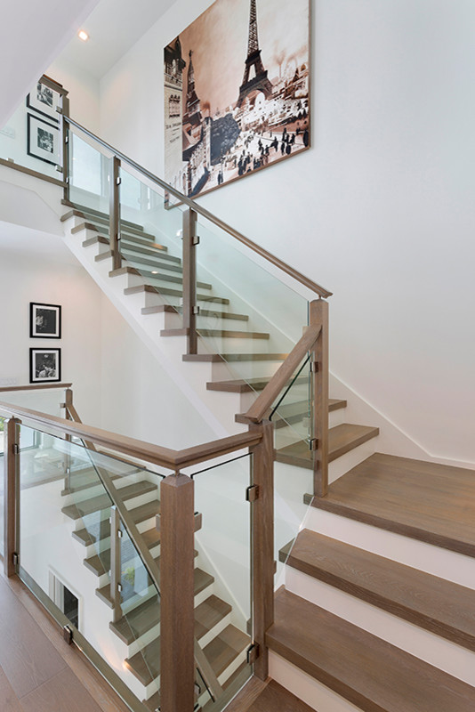 Пример оригинального дизайна: п-образная лестница среднего размера в стиле модернизм с деревянными ступенями, стеклянными подступенками и деревянными перилами