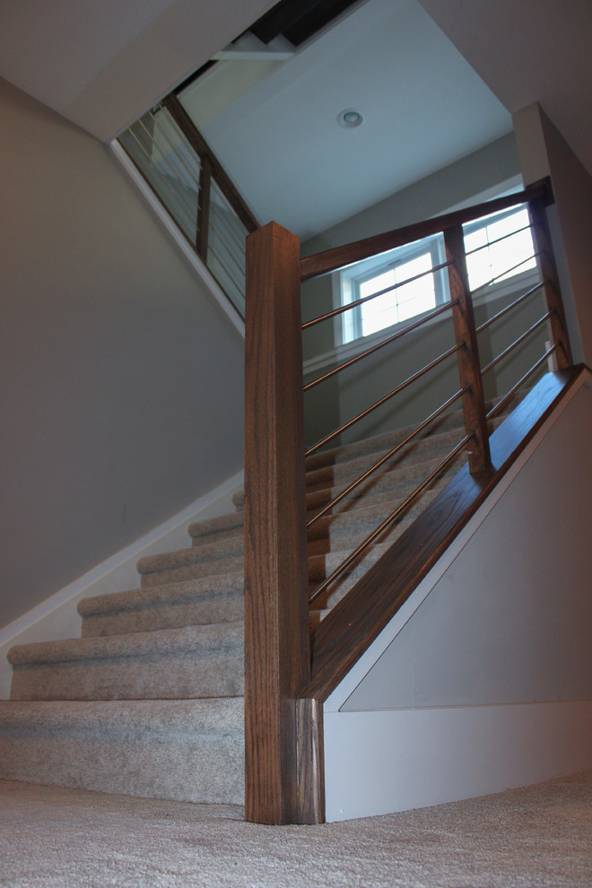Ejemplo de escalera en U actual grande con escalones de madera y barandilla de varios materiales