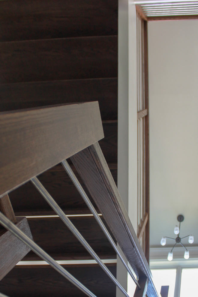 Свежая идея для дизайна: большая п-образная лестница в современном стиле с деревянными ступенями и перилами из смешанных материалов - отличное фото интерьера