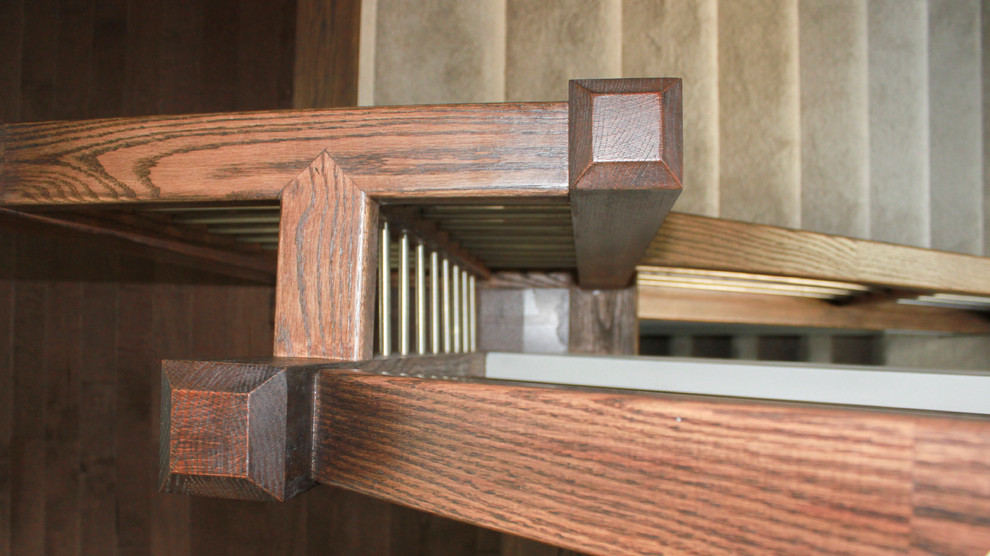 На фото: большая п-образная лестница в современном стиле с деревянными ступенями и перилами из смешанных материалов с