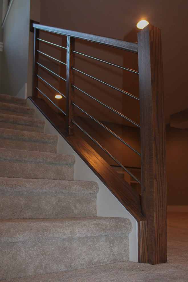 Стильный дизайн: большая п-образная лестница в современном стиле с деревянными ступенями и перилами из смешанных материалов - последний тренд