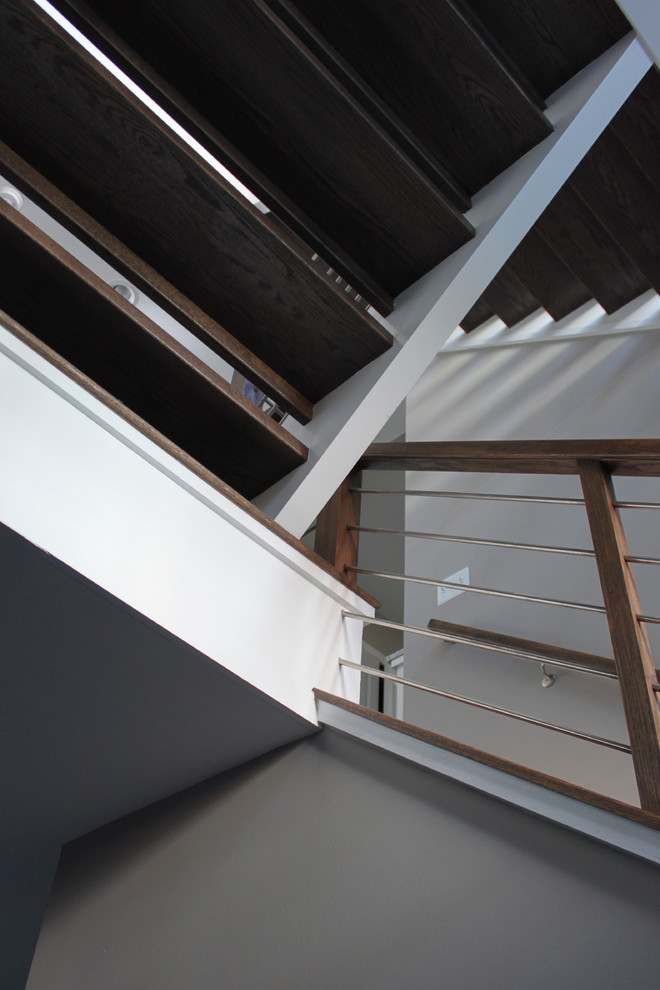 Große Moderne Holztreppe in U-Form mit Mix-Geländer in Washington, D.C.