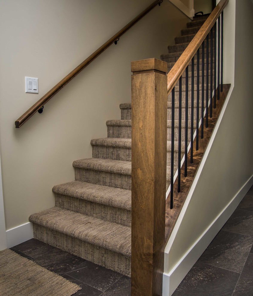 Idée de décoration pour un petit escalier droit craftsman avec des marches en moquette et des contremarches en moquette.
