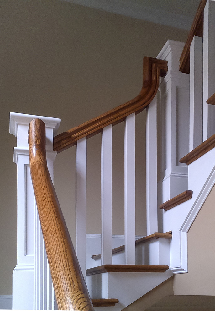 Inspiration pour un escalier droit craftsman de taille moyenne avec des marches en bois, des contremarches en bois et un garde-corps en bois.