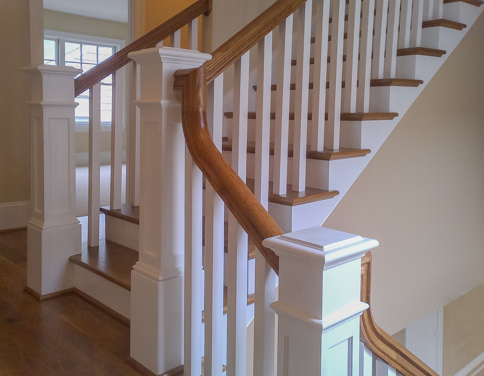 Modelo de escalera recta de estilo americano de tamaño medio con escalones de madera, contrahuellas de madera y barandilla de madera