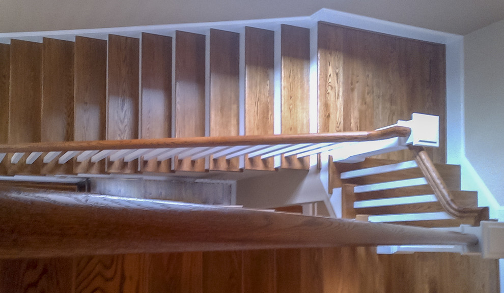 Exemple d'un escalier droit craftsman de taille moyenne avec des marches en bois, des contremarches en bois et un garde-corps en bois.