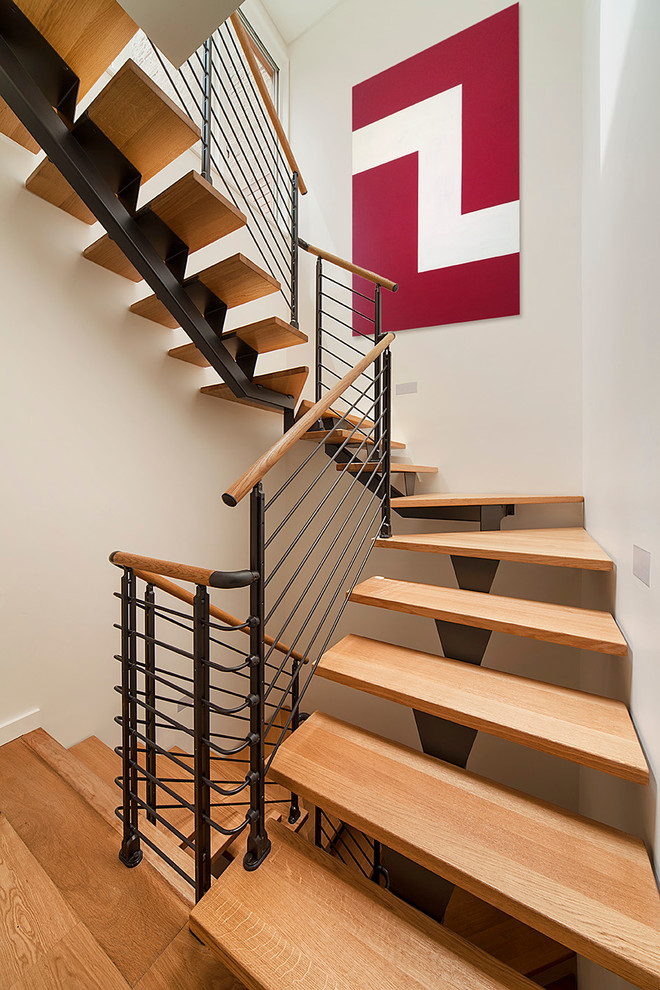 Foto de escalera actual sin contrahuella con escalones de madera