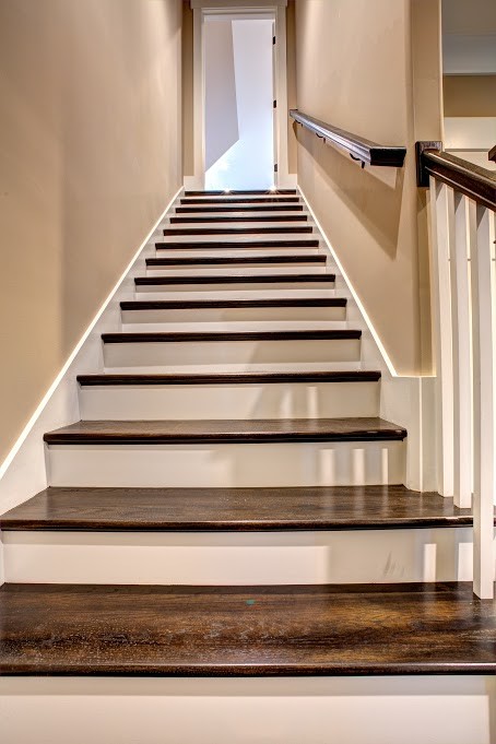 Réalisation d'un escalier peint droit tradition de taille moyenne avec des marches en bois et un garde-corps en bois.