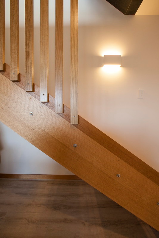Exemple d'un escalier sans contremarche droit moderne de taille moyenne avec des marches en bois.