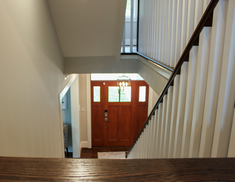 Идея дизайна: большая прямая деревянная лестница в стиле неоклассика (современная классика) с деревянными ступенями и деревянными перилами