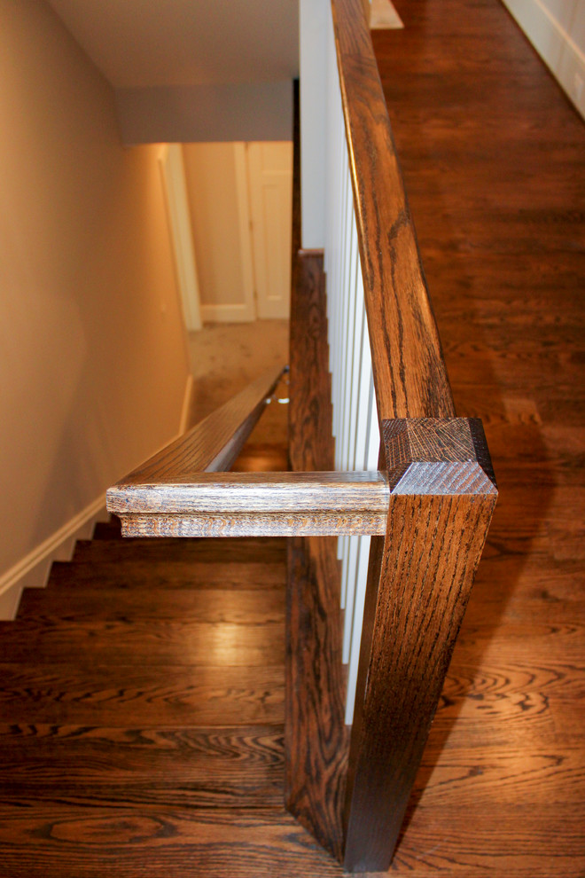 Foto di una grande scala a rampa dritta tradizionale con pedata in legno, alzata in legno e parapetto in legno
