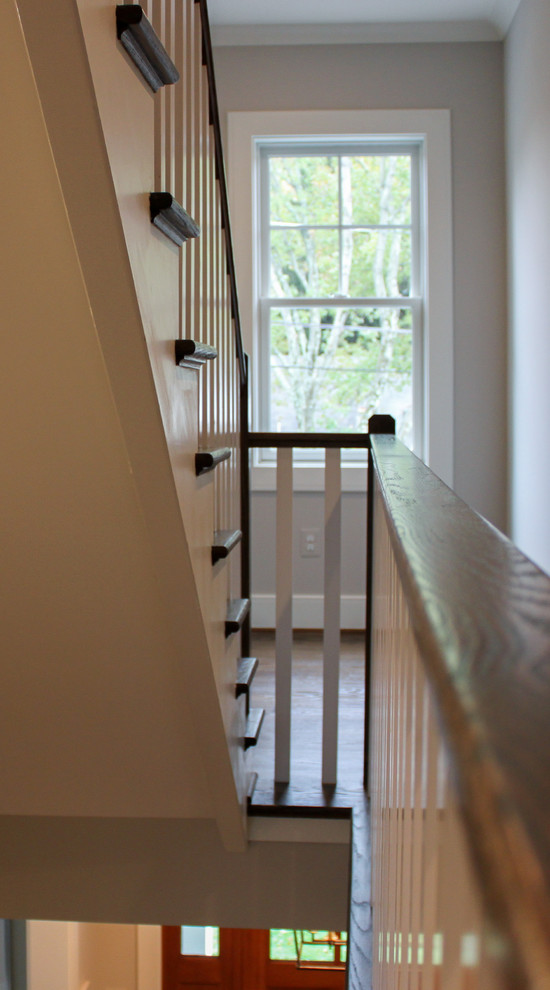 Источник вдохновения для домашнего уюта: большая прямая деревянная лестница в стиле неоклассика (современная классика) с деревянными ступенями и деревянными перилами