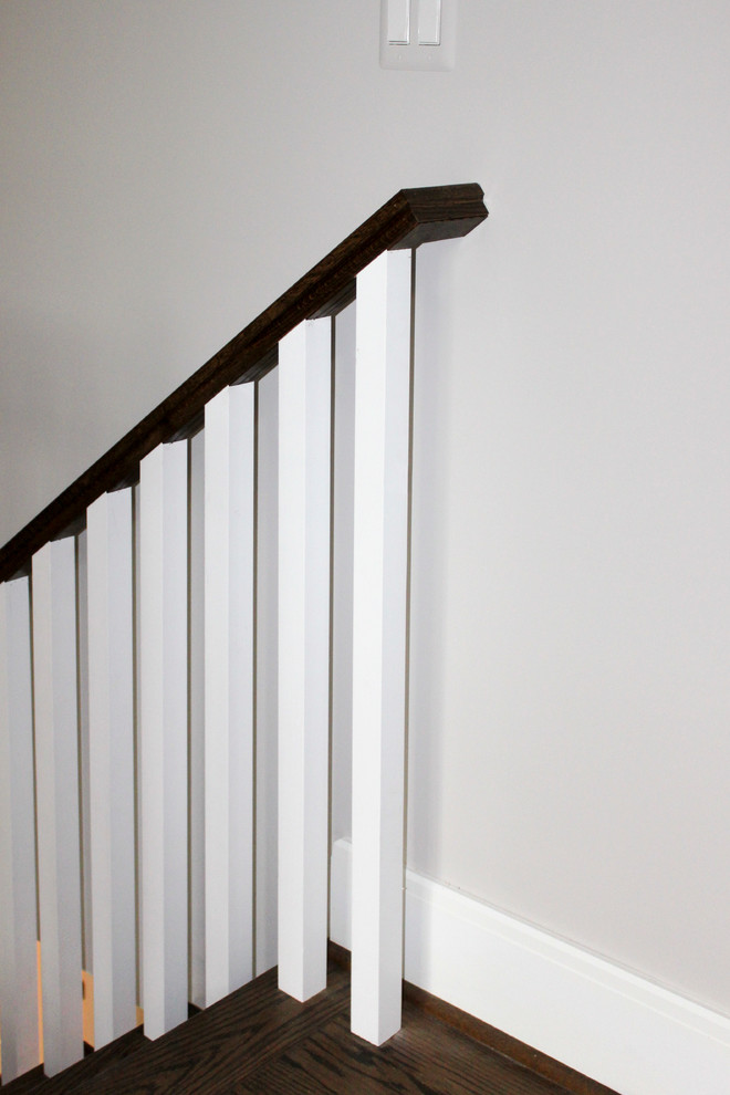 Diseño de escalera recta clásica renovada grande con escalones de madera, contrahuellas de madera y barandilla de madera