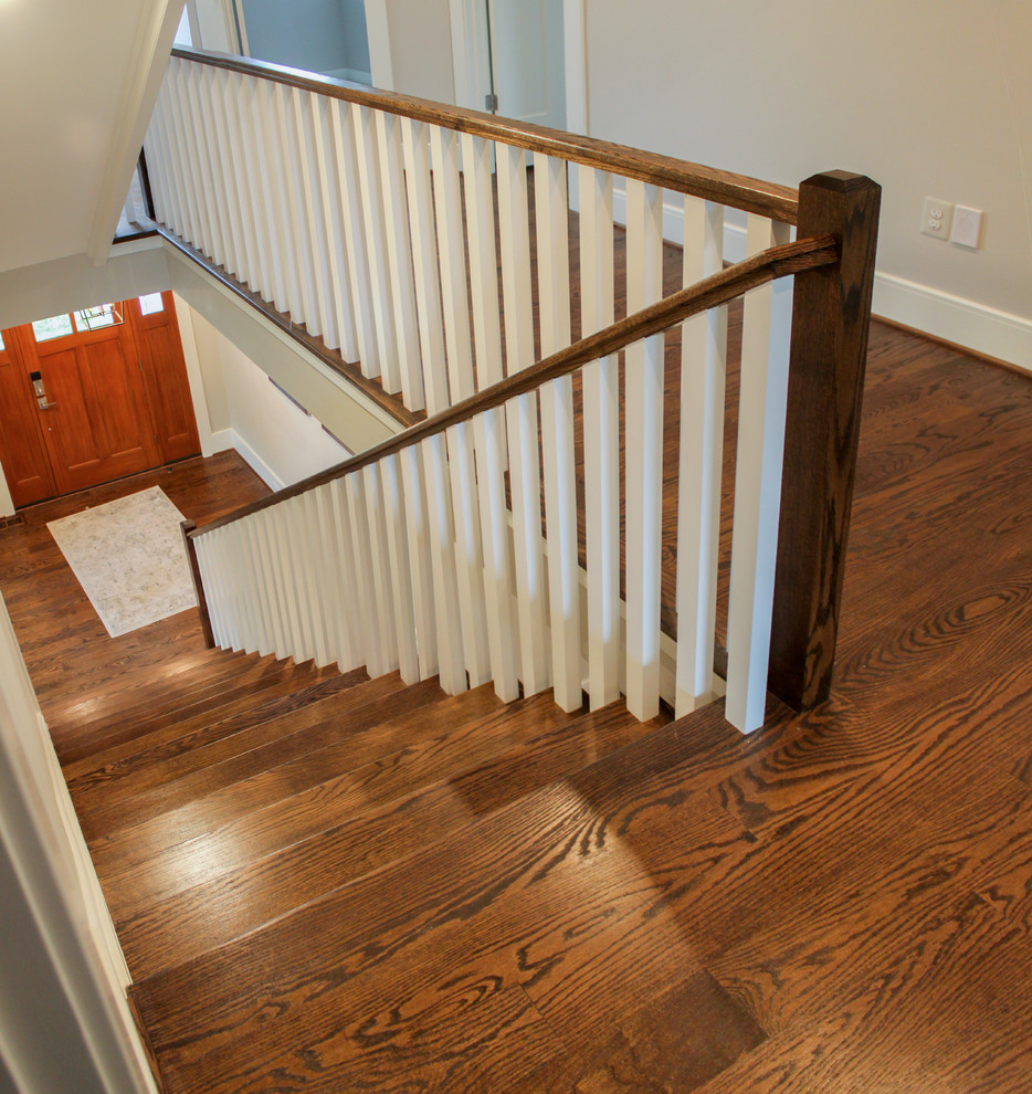Ejemplo de escalera recta tradicional renovada grande con escalones de madera, contrahuellas de madera y barandilla de madera