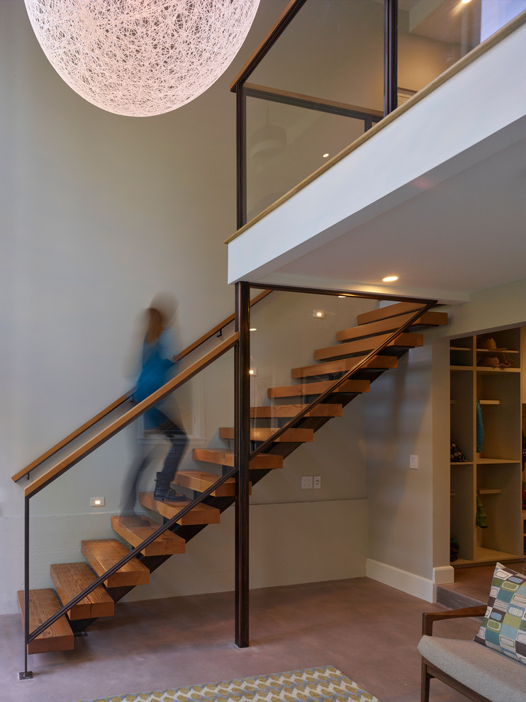 Стильный дизайн: прямая лестница среднего размера в современном стиле с деревянными ступенями без подступенок - последний тренд