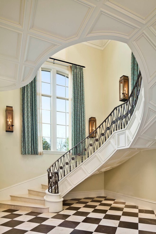 Свежая идея для дизайна: изогнутая лестница в классическом стиле - отличное фото интерьера