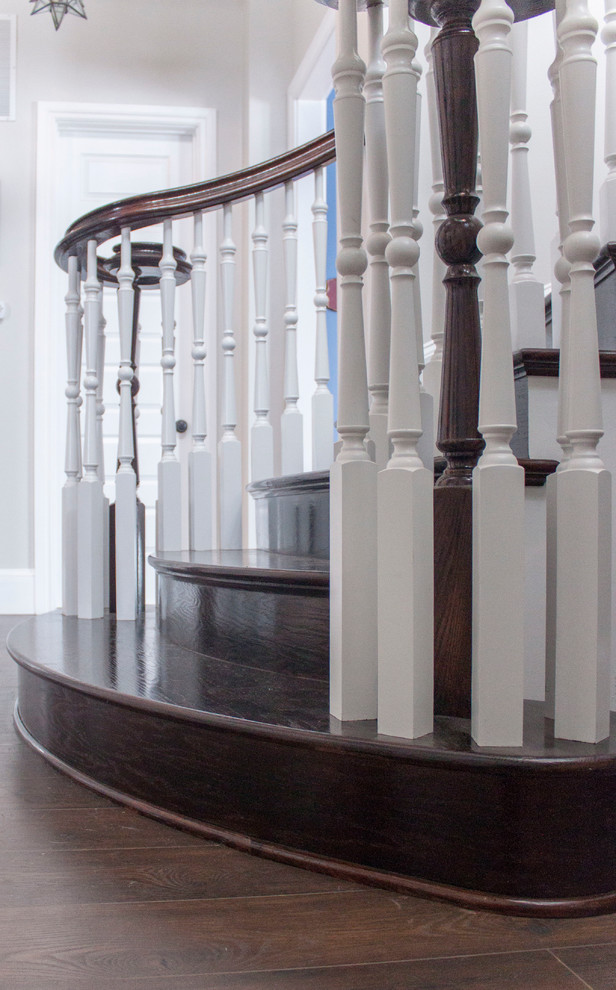 Modelo de escalera de caracol clásica renovada grande con escalones de madera, contrahuellas de madera y barandilla de madera