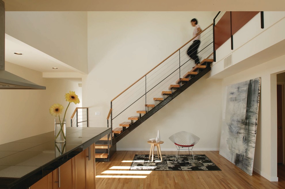 Стильный дизайн: лестница в современном стиле с деревянными ступенями - последний тренд