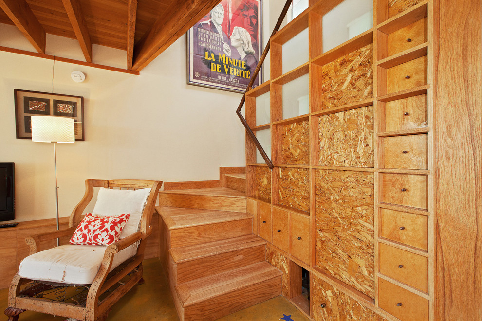 Foto de escalera actual con escalones de madera y contrahuellas de madera
