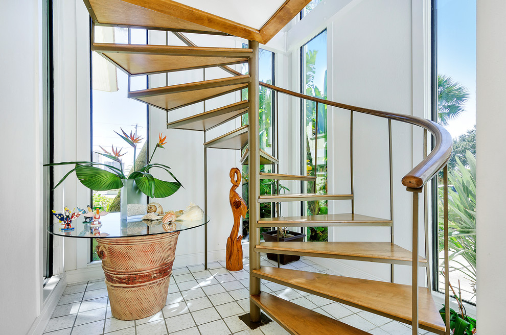 На фото: винтовая лестница в морском стиле