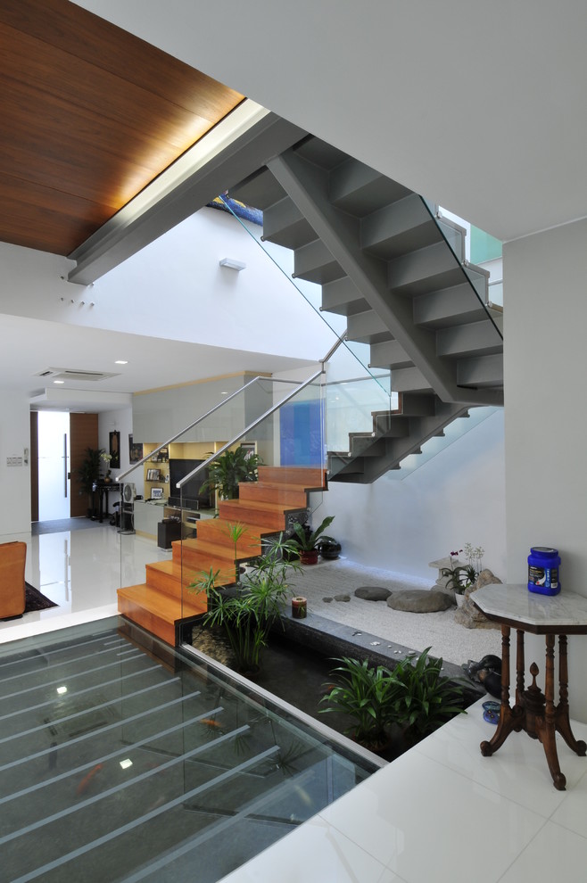 Источник вдохновения для домашнего уюта: п-образная лестница в современном стиле