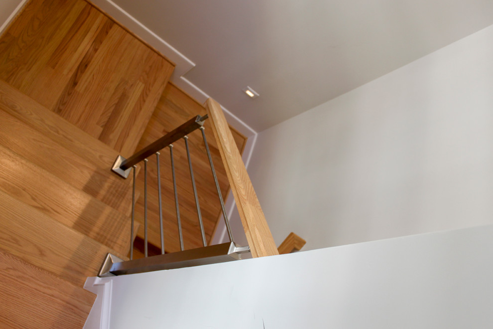 Imagen de escalera recta contemporánea de tamaño medio con escalones de madera, contrahuellas de madera y barandilla de varios materiales