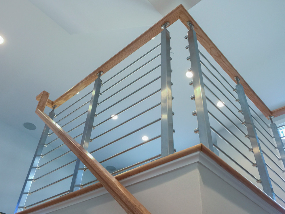 Идея дизайна: прямая деревянная лестница среднего размера в современном стиле с деревянными ступенями и перилами из смешанных материалов