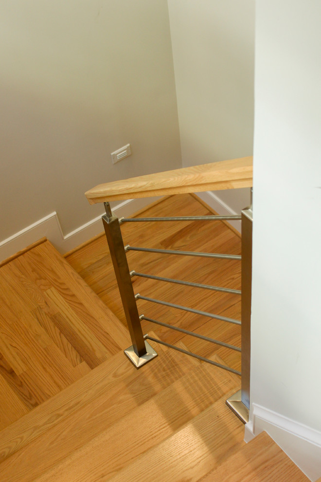 Diseño de escalera recta actual de tamaño medio con escalones de madera, contrahuellas de madera y barandilla de varios materiales
