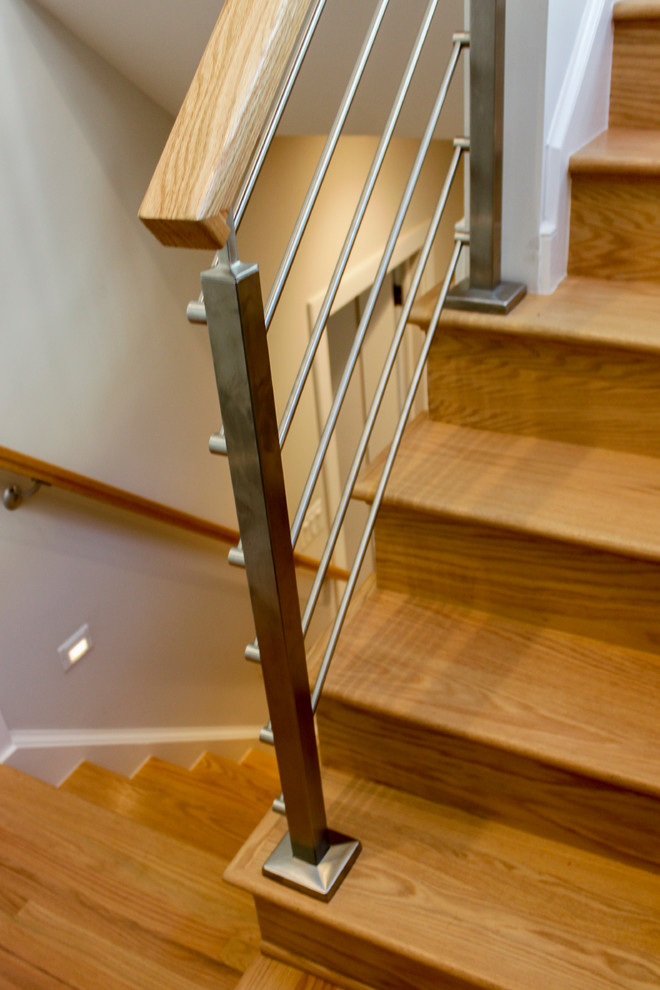 Idée de décoration pour un escalier droit design de taille moyenne avec des marches en bois, des contremarches en bois et un garde-corps en matériaux mixtes.
