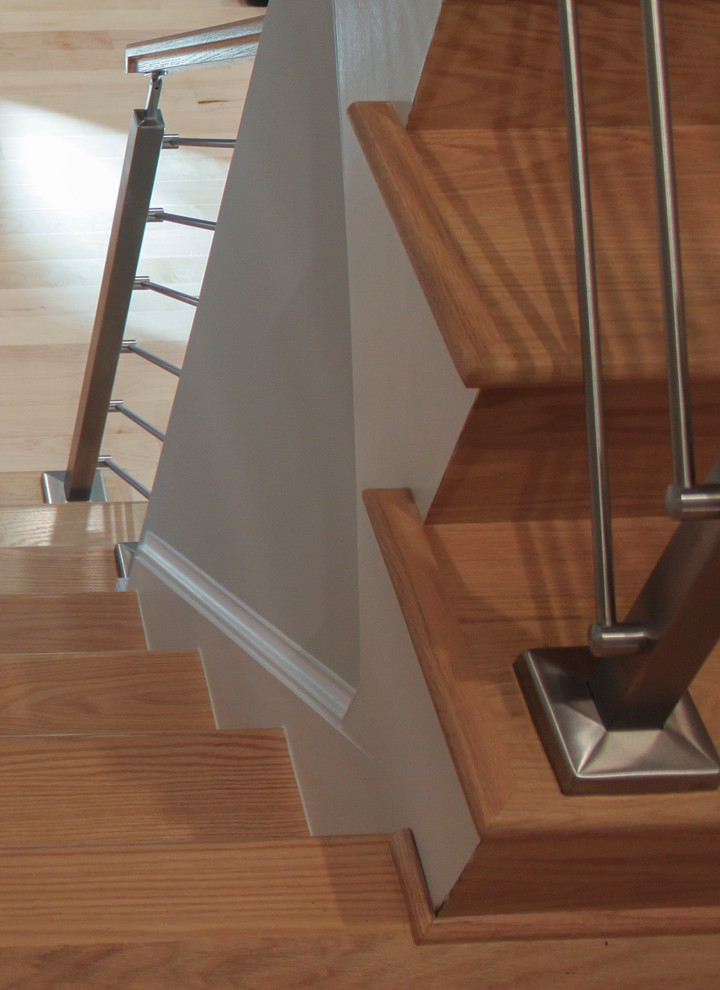 Свежая идея для дизайна: прямая деревянная лестница среднего размера в современном стиле с деревянными ступенями и перилами из смешанных материалов - отличное фото интерьера
