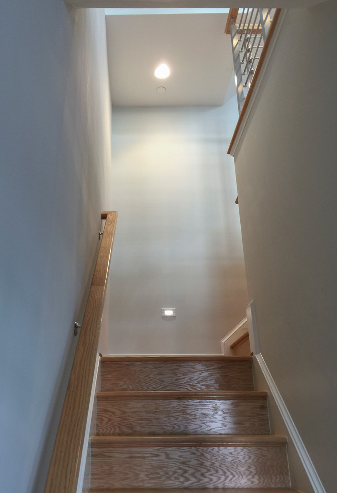 Источник вдохновения для домашнего уюта: прямая деревянная лестница среднего размера в современном стиле с деревянными ступенями и перилами из смешанных материалов