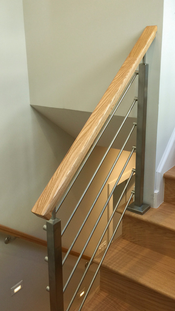 Cette image montre un escalier droit design de taille moyenne avec des marches en bois, des contremarches en bois et un garde-corps en matériaux mixtes.