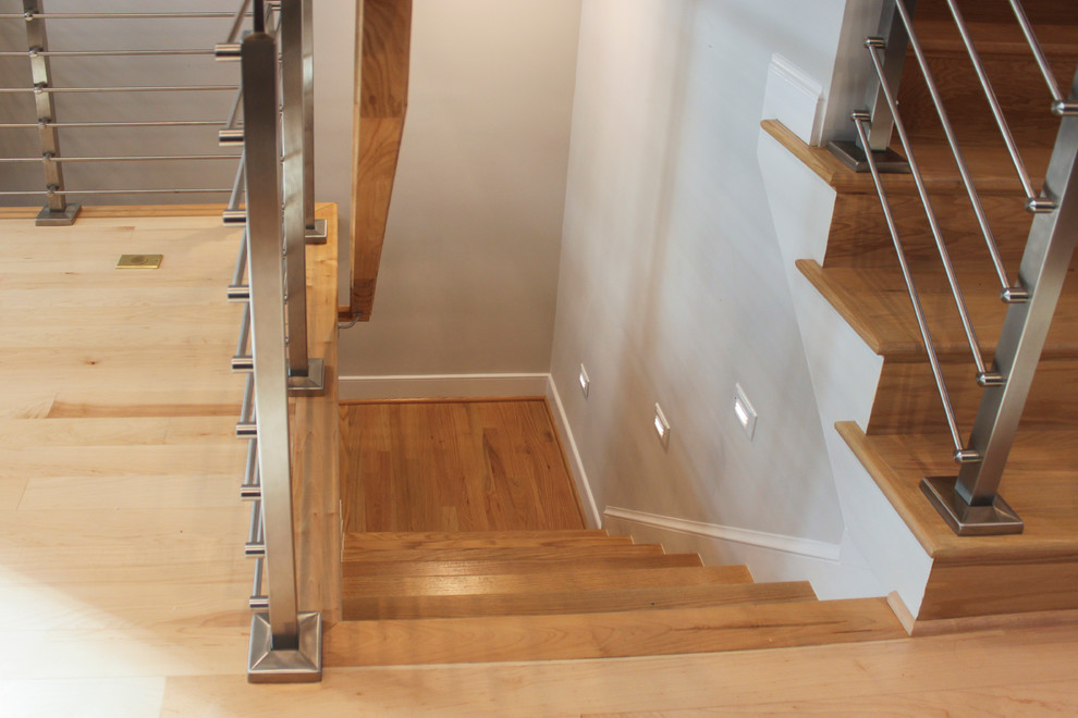 На фото: прямая деревянная лестница среднего размера в современном стиле с деревянными ступенями и перилами из смешанных материалов