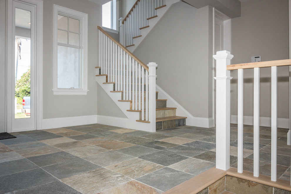 На фото: п-образная лестница среднего размера в классическом стиле с деревянными ступенями и подступенками из плитки