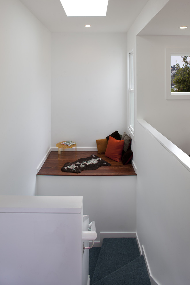Inspiration pour un petit escalier minimaliste en U avec des marches en moquette et des contremarches en moquette.