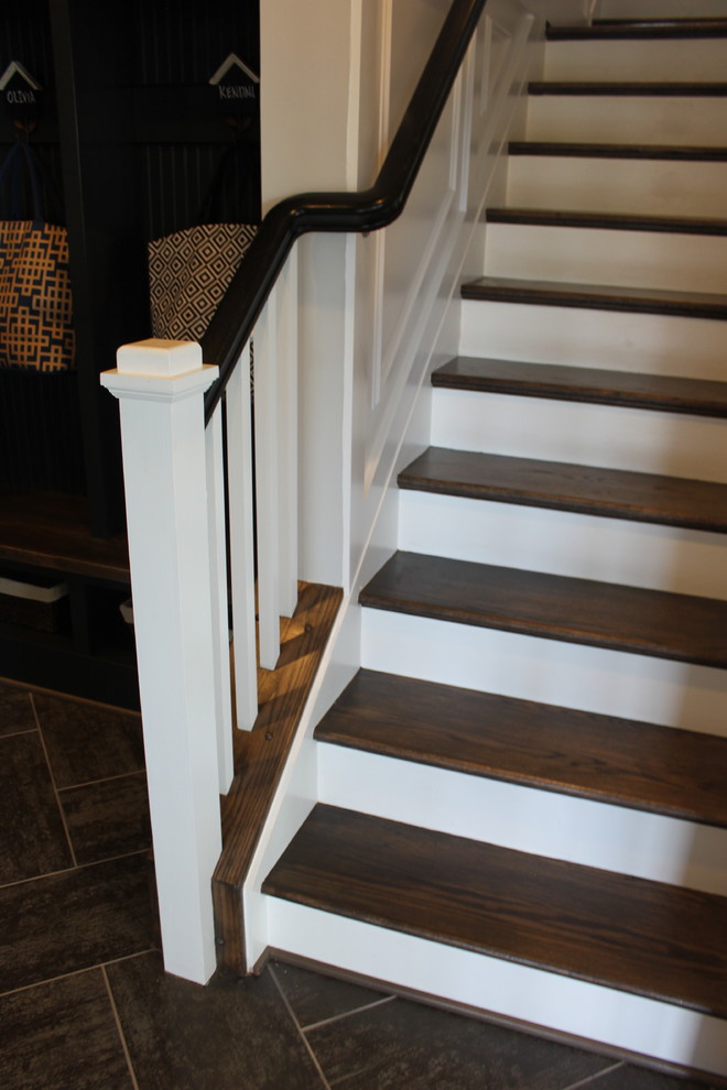 Cette image montre un très grand escalier courbe bohème avec des marches en bois, des contremarches en bois et un garde-corps en bois.