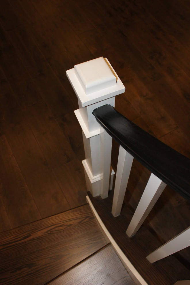 Foto de escalera curva bohemia extra grande con escalones de madera, contrahuellas de madera y barandilla de madera