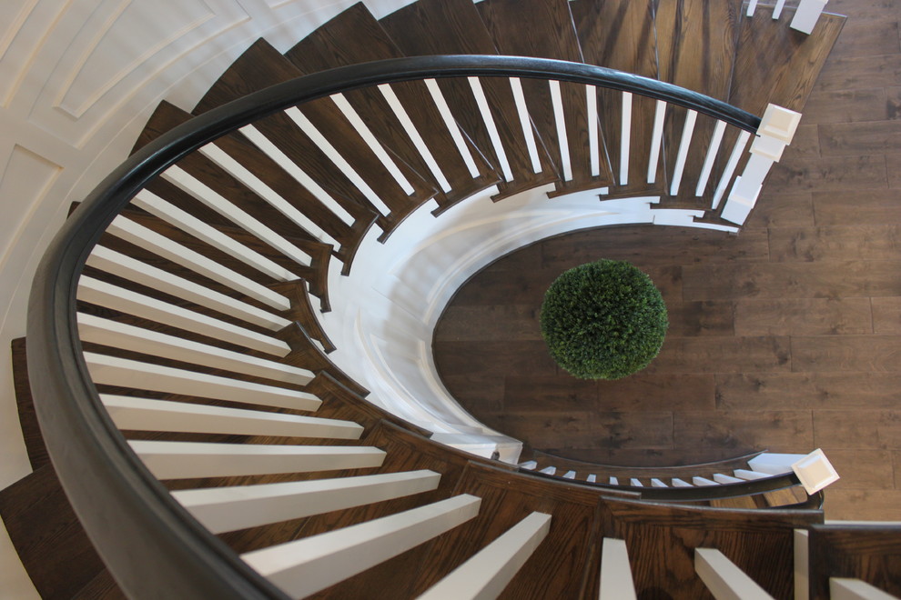 Diseño de escalera curva ecléctica extra grande con escalones de madera, contrahuellas de madera y barandilla de madera