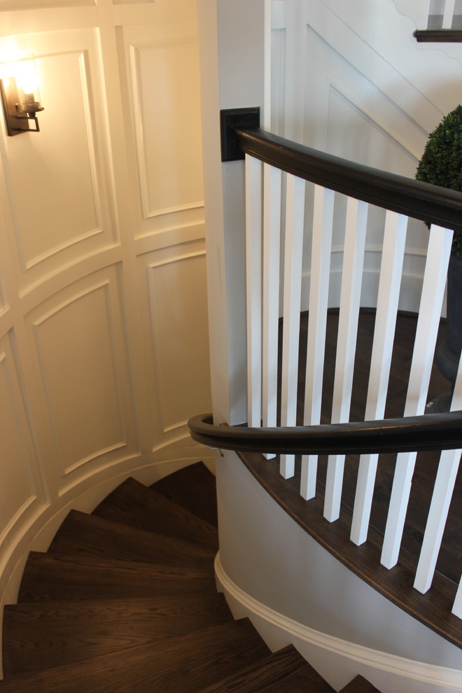Diseño de escalera curva ecléctica extra grande con escalones de madera, contrahuellas de madera y barandilla de madera