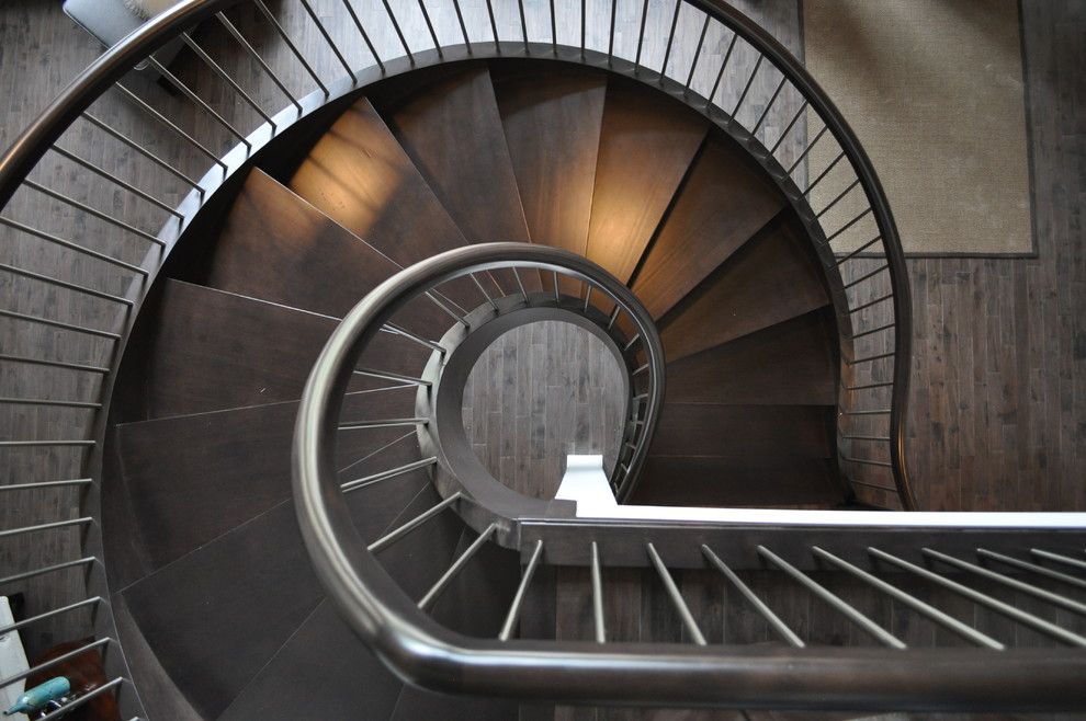 Идея дизайна: винтовая лестница среднего размера в стиле модернизм с деревянными ступенями без подступенок