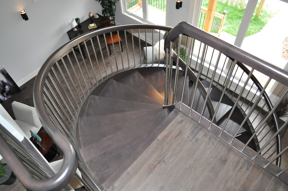 Свежая идея для дизайна: винтовая лестница среднего размера в стиле модернизм с деревянными ступенями без подступенок - отличное фото интерьера